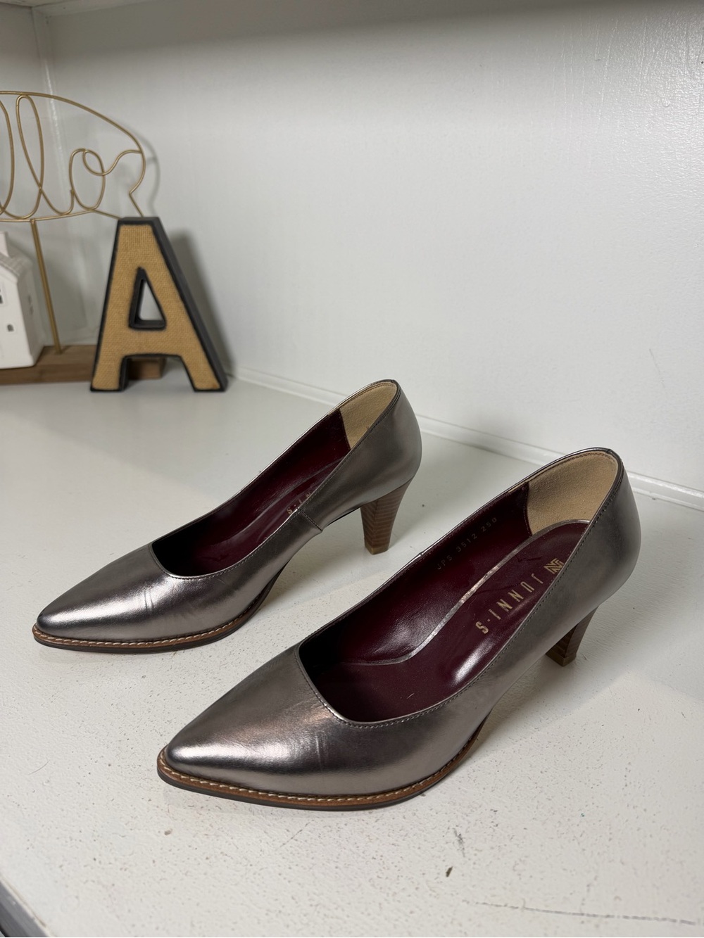 Junni’s Women’s 8.5 Metallic Silver Leather Pumps Pointed Toe Vintage Heels